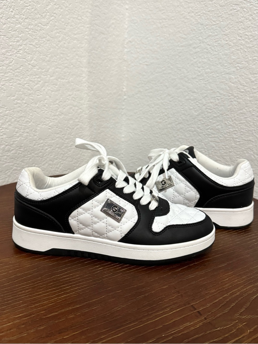 GBG Los Angeles White and Black Quilted Lace-Up Sneakers Womens Size 8 Shoes